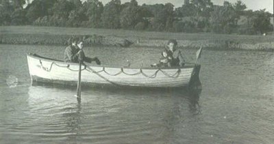 Mindaugo Rimeikio tėvai 1960-1961 m. iš Smeltalės plaukia Vilhelmo kanalo link. Tais laikais buvo galima išsinuomoti valtį paplaukioti už 50 kapeikų.