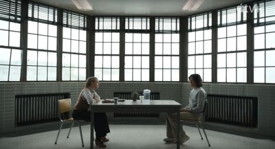 Stop kadras iš mini serialo apie Billį Milliganą „The Crowded Room“, aktoriai: Amanda Seyfried ir Tomas Hollandas
