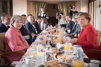 2019 m. vasaris, Teresa May ir  Angela Merkel pusryčiauja
