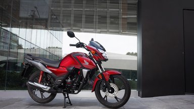 Naujas „Honda“ motociklas pradedantiesiems: su pilnu baku nuvažiuos 700 km