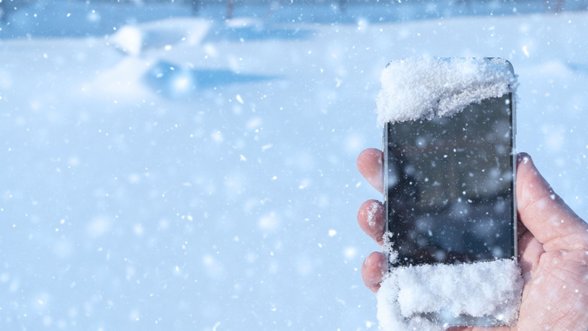 Užklupus žiemos stichijai ragina pasirūpinti išmaniaisiais: ekspertas paaiškino, ką daryti, kad per šalčius telefonas nepavestų