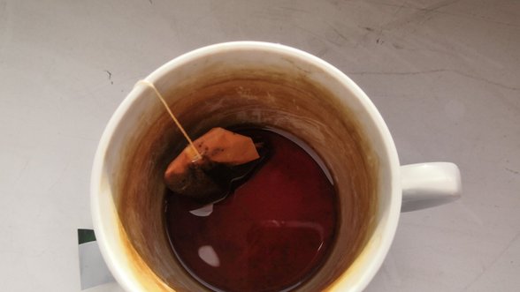 Jūsų puodeliuose – rudos arbatos ir kavos dėmės? Gudrybė, kuri padės nešveičiant jas pašalinti