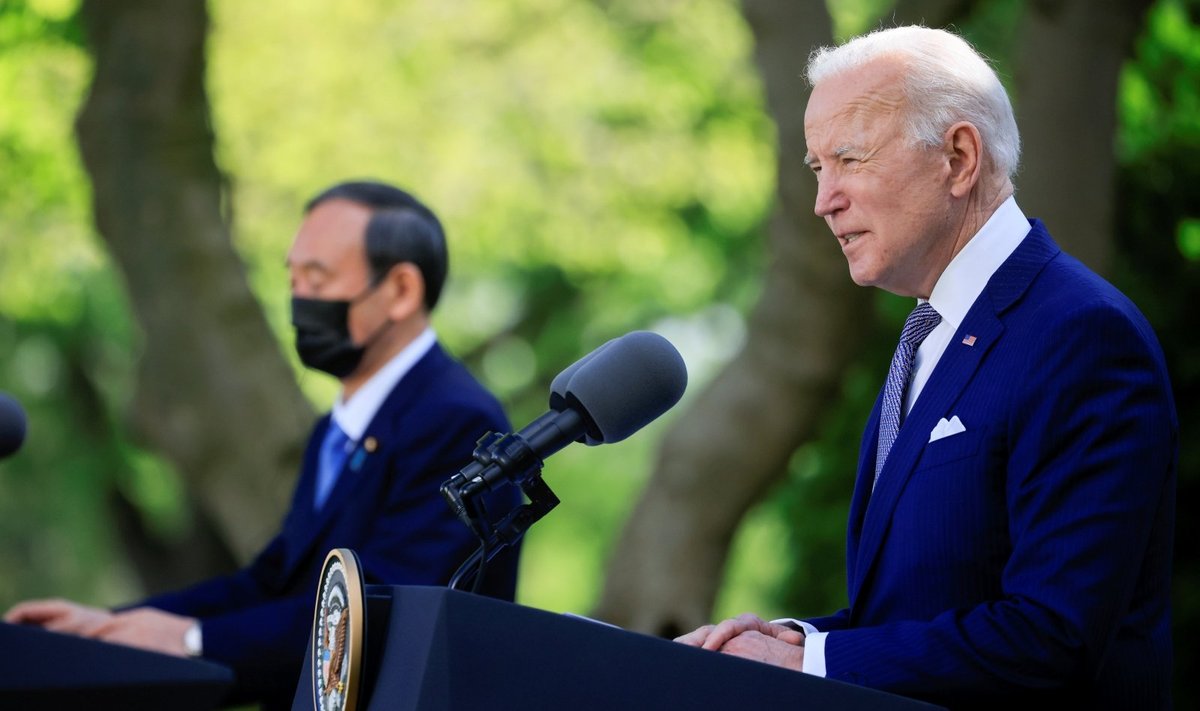 Joe Biden susitiko su Japonijos premjeru Yoshihide Sugai
