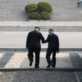 Istorinis susitikimas: Šiaurės ir Pietų Korėjos lyderiai paspaudė vienas kitam rankas