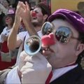 Kasmetiniame parade Rio de Žaneire klounai dalija šypsenas