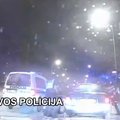 Nufilmuota: naktį Vilniuje policija persekiojo „Audi“, bėgliams tai baigėsi nemaloniai