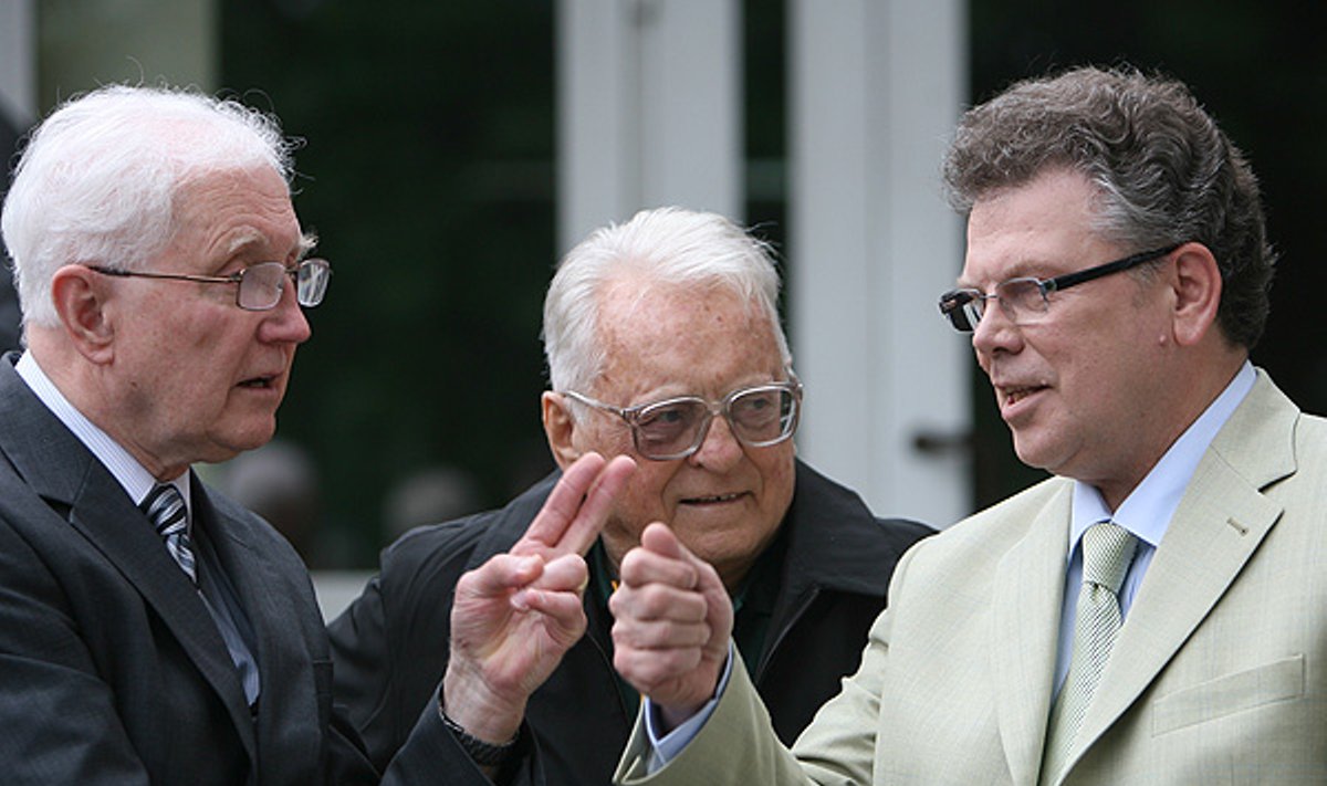 anas Laukaitis (centre) ir Artūras Poviliūnas (dešinėje)