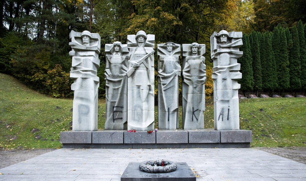 Antakalnio kapinėse esančios sovietinės skulptūros