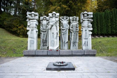 Antakalnio kapinėse esančios sovietinės skulptūros