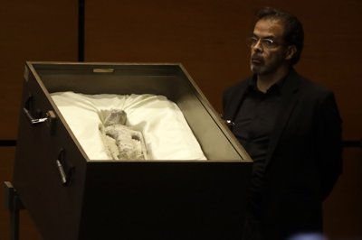 Meksikos tyrėjai teigia, kad šios mumijos yra nežemiškos kilmės būtybės.