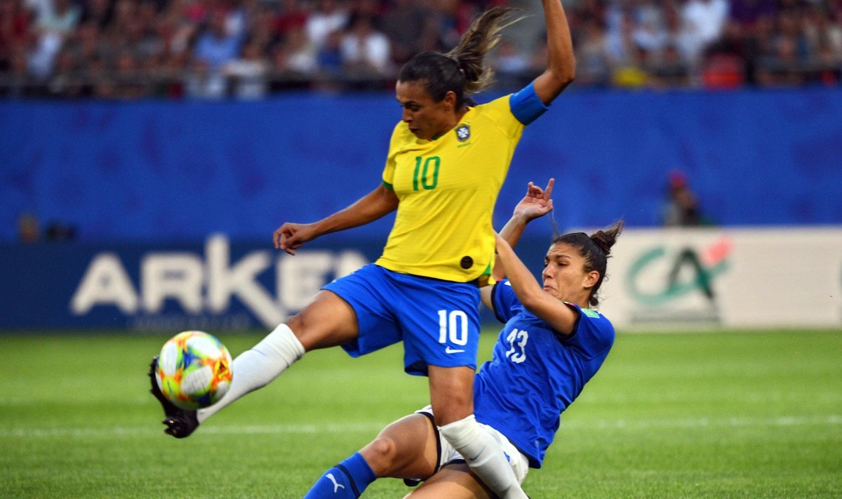 Brazilė Marta (geltoni marškinėliai) per rungtynes su Italija
