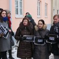 Po kruvino išpuolio Europa išėjo į gatves: Lietuvos žurnalistai rinkosi prie Prancūzijos ambasados