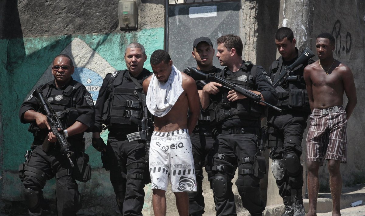 Rio de Žaneiro policininkai veda Favela da Grota lūšnyne sulaikytus asmenis