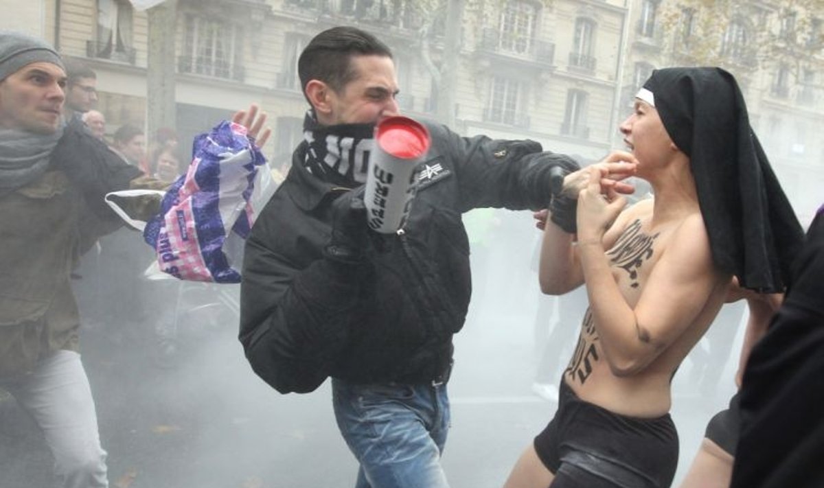 Акция Femen в Париже, фото Femen.org