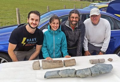 Deanas Lomaxas, Ruby Reynoldsas, Justinas Reynoldsas ir Paulas de la Salle'as su suakmenėjusiu jūrų roplio žandikauliu L. Domax asmeninio archyvo nuotr.