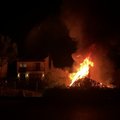 Dramatiškas gaisras Baltupiuose: nufilmuota, kaip Vilniuje liepsnos ryja medinį namą