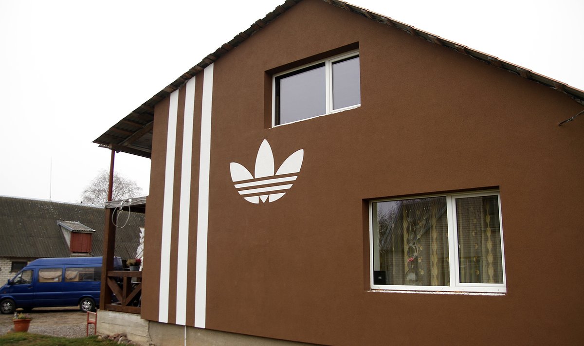 Namas su "Adidas" piešiniu