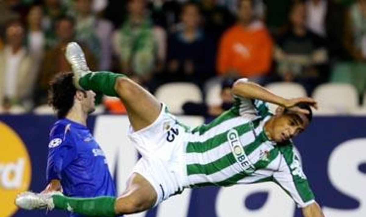 Ricardo Carvalho ("Chelsea") griauna Ricardo Oliveirą ("Betis")