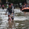 Indonezijos sostinėje dėl intensyvių potvynių įstrigo tūkstančiai žmonių