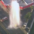 Los Andžele iš gaisrinio hidranto išsiveržė įspūdinga vandens srovė
