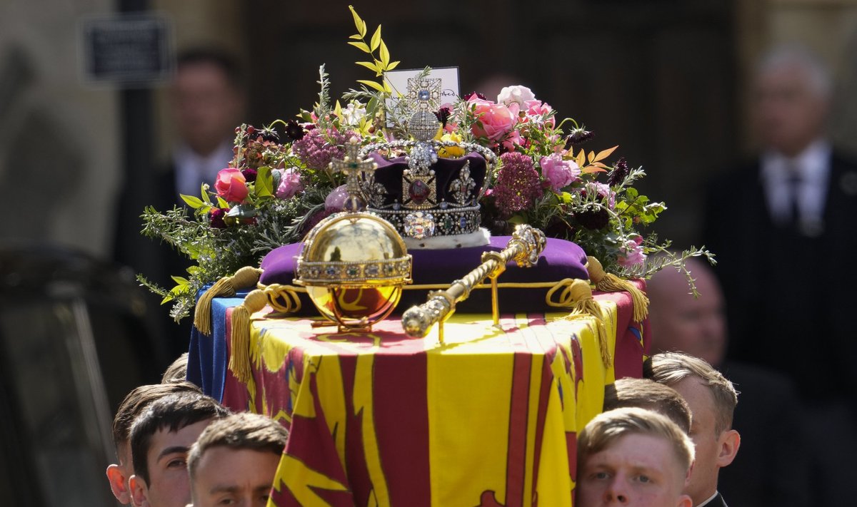 The coffin of Queen Elizabeth II is carried from Westminster Abbey after the funeral service in central London, Monday, Sept. 19, 2022. The Queen, who died aged 96 on Sept. 8, will be buried at Windsor alongside her late husband, Prince Philip, who died last year. (AP Photo/Bernat Armangue, Pool)  ROY143