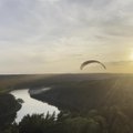 Nuo aukščiausio Lietuvoje apžvalgos bokšto – įspūdingas reginys: parasparnio skrydis, leidžiantis saulei