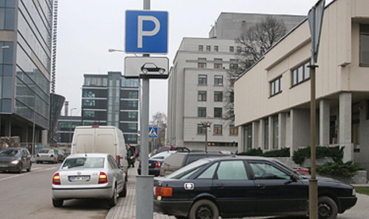 Parkingas, užgriozdintos Vilniaus gatvės