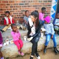 Mis Pietų Afrika sukėlė pasipiktinimą: maistą našlaičiams dalijo mūvėdama pirštines
