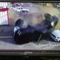 Vaizdo įraše užfiksuota, kaip Teksase automobilis įsirėžia į pikapus