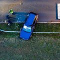 Vilniuje jaunuolio vairuojamas „Audi“ nugriovė apšvietimo stulpą ir apvirto