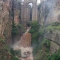Po smarkių liūčių Ispanijos Malagos provincijoje – stichiškai patvinusi upė