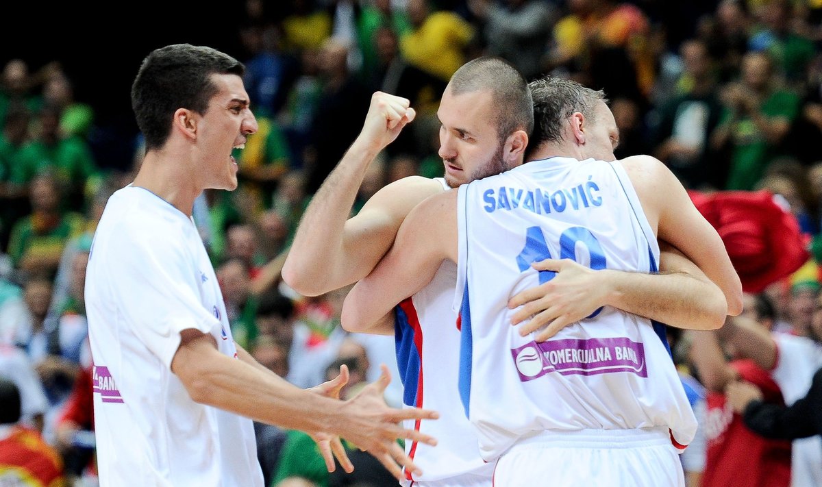 Serbijos krepšininkai džiaugiasi pergale