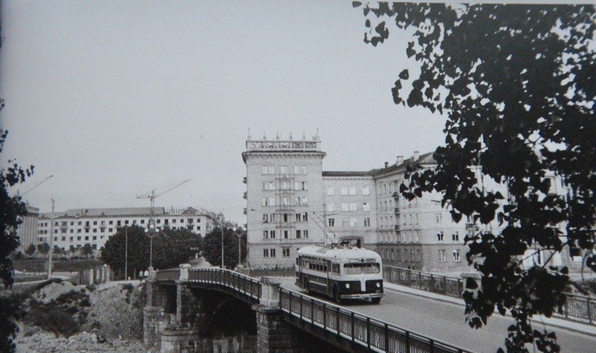 1-ojo maršruto troleibusas važiuoja Žvėryno tiltu 1958 m.  // L. Morozovo, LCVA nuotr.
