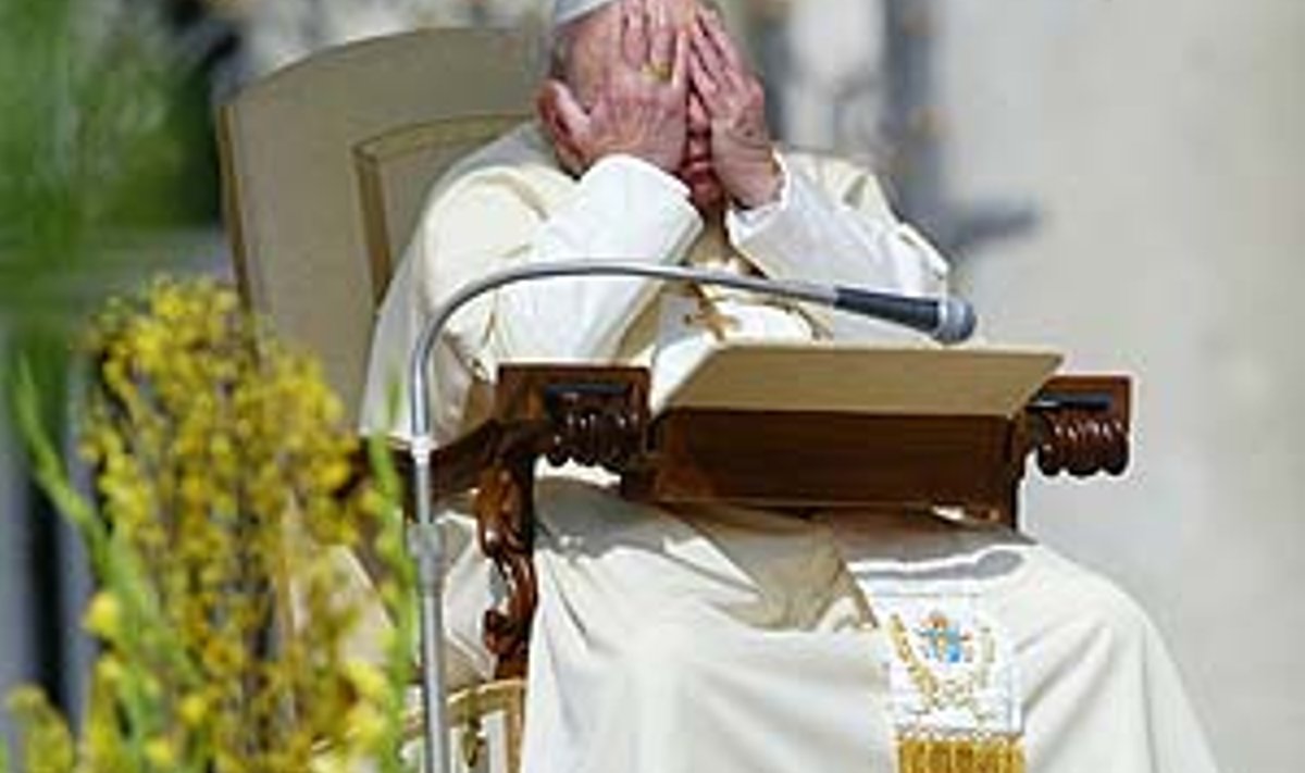 Popiežius Jonas Paulius Antrasis per kassavaitinę audienciją tikintiesiems Švento Petro aikštėje, Romoje.