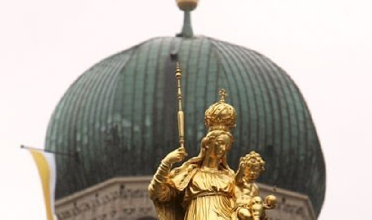Marijos statula centrinėje Miuncheno “Marienplatz” aikštėje. 