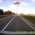Nufilmuota, kaip vairuotojui prieš nosį nusileidžia parašiutininkas