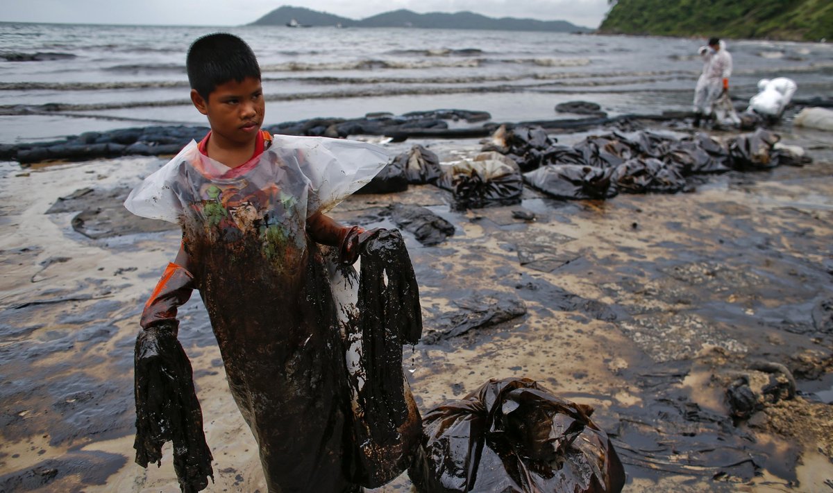 Tailando pakrantėje kariškiai ir gyventojai mėgina kuo greičiau išvalyti teršalus