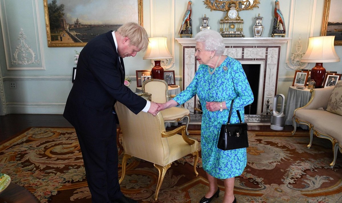 Borisas Johnsonas ir karalienė Elžbieta II