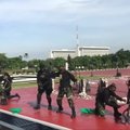 Indonezijos kariai demonstravo, kaip elgtis su puolančia kobra ir gerti jos kraują