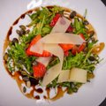 Gražgarsčių salotos su braškėmis – tikras malonumas gomuriui