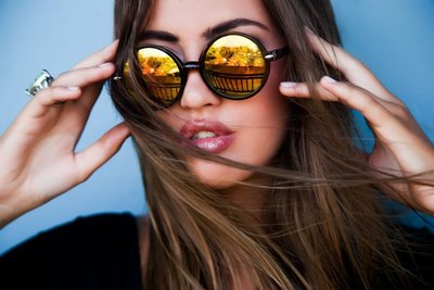 Ryškių spalvų akiniai nuo saulės gali būti pavojingi