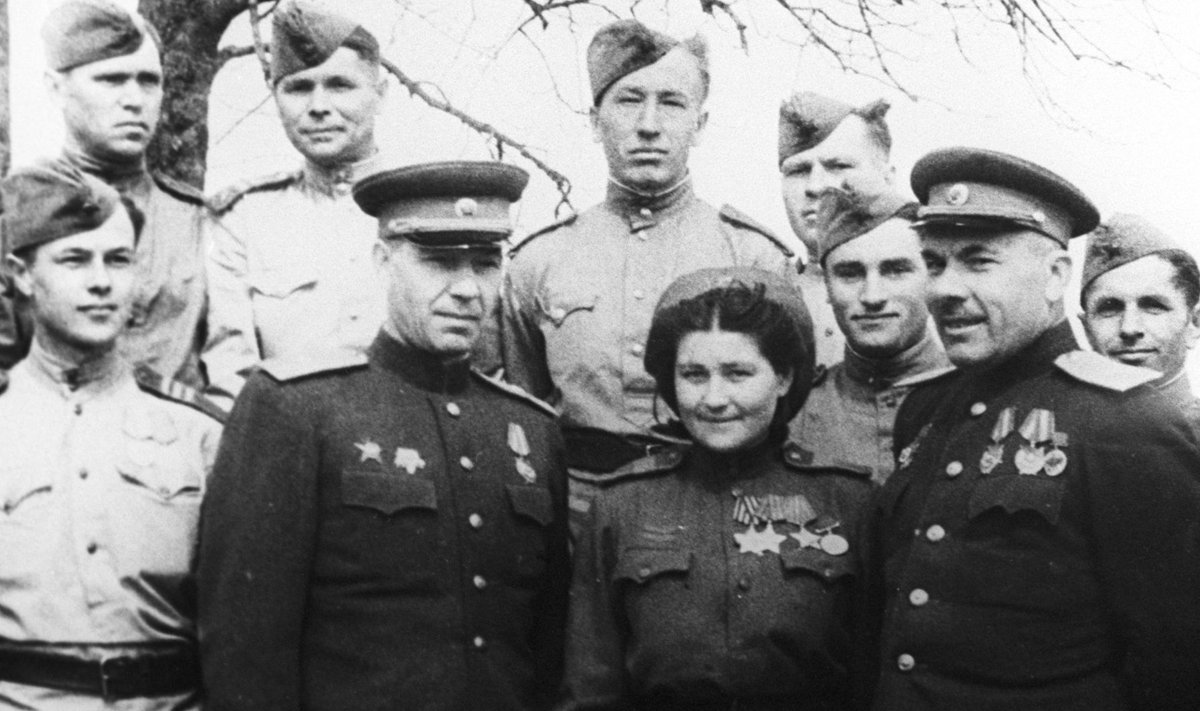 Kulkosvaidininkė Danutė Stanelienė su divizijos vadu generolu majoru Adolfu Urbšu (nuotraukoje kairėje) ir divizijos vado pavaduotoju politiniams reikalams Jonu Macijausku