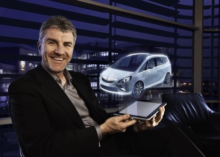 Opel dizaino viceprezidentas Markas Adamsas demonstruoja pirmą užuominą į „Zafira Tourer Concept“