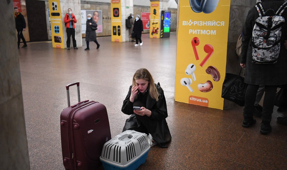 Moteris Kijevo metro stotyje su augintiniu