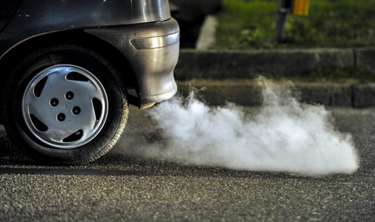 Tamsūs dūmai iš išmetamojo vamzdžio - vienas požymių, kad automobilis nebeturi katalizatoriaus