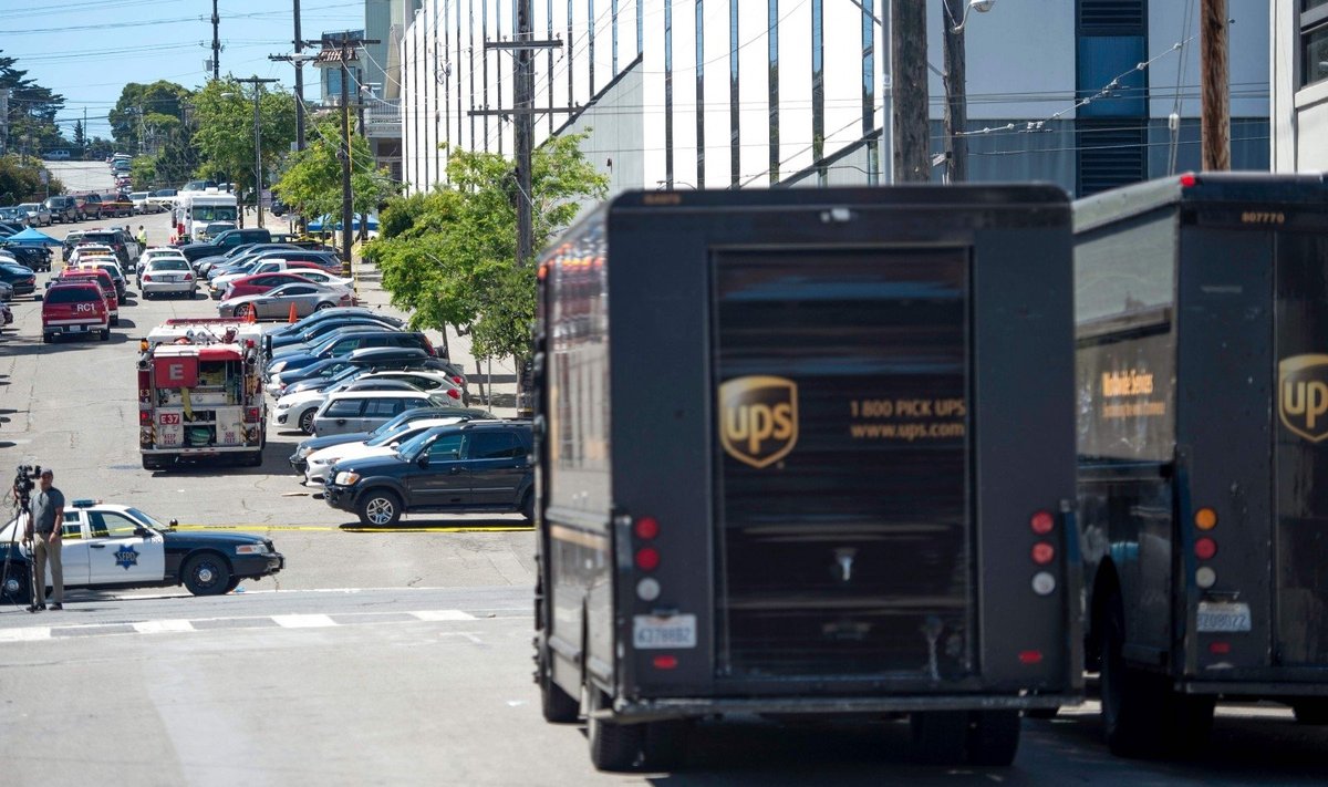 UPS darbuotojas nušovė tris kolegas ir nusižudė