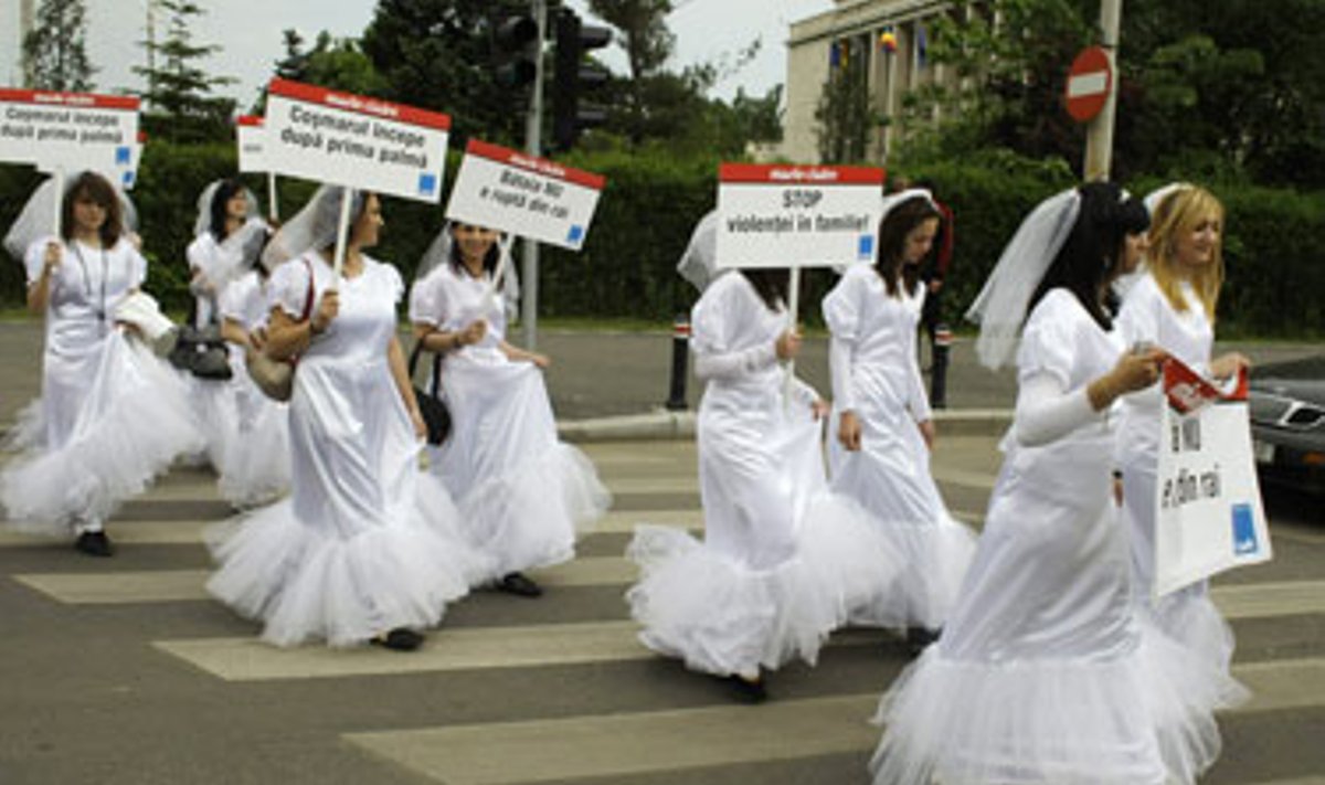 Rumunijoje moterys vestuviniais drabužiais protestuoja prieš smurtą šeimoje