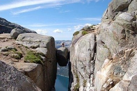 Lyse fiordas Norvegijoje. Nuo akmens iki vandens 1000 metrų. Kristinos Skirpstaitės nuotr.
