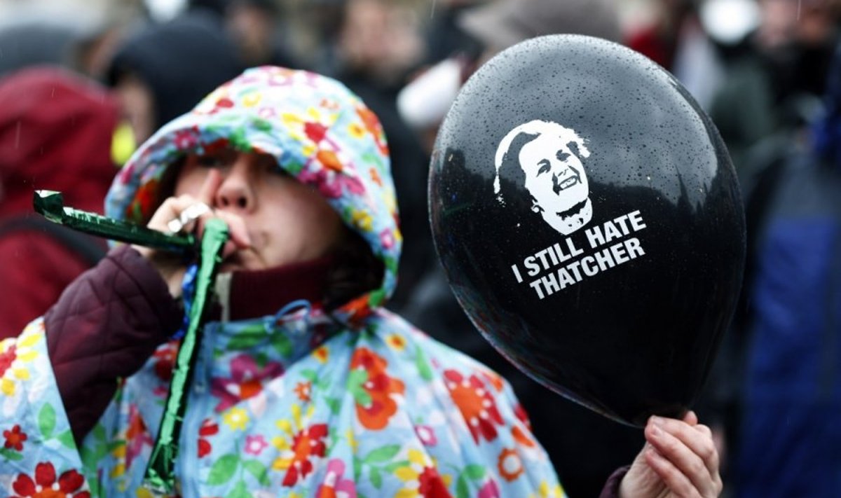 Protestuotojai Londone ir Niujorke šventė M.Thatcher mirtį