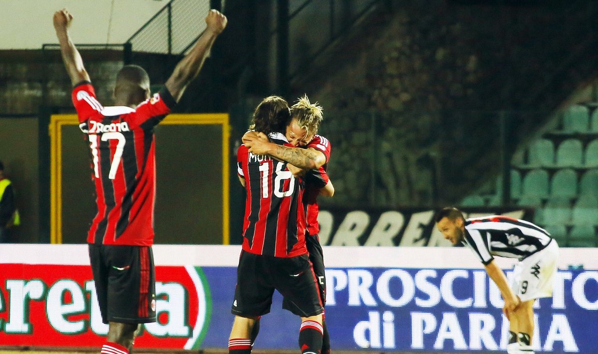 Neįtikėtiną pergalę iškovoję “Milan“ futbolininkai triumfuoja